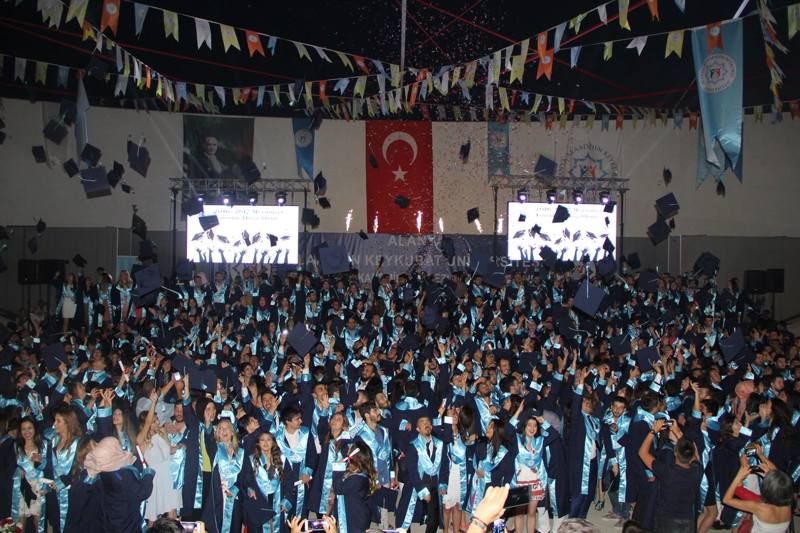 ALKÜ’DE 2. YIL MEZUNİYET ÇOŞKUSU