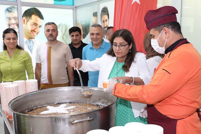 Alanya Alaaddin Keykubat Üniversitesinde (ALKÜ) akademik ve idari personele aşure ikramı 