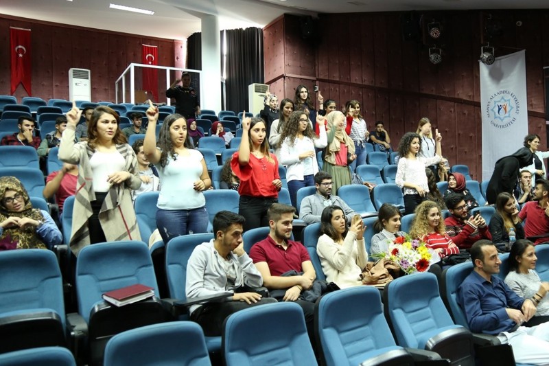 ALKÜ Psikolojik Danışma ve Rehberlik (PDR) Kulübü, Sağlık Kültür ve Spor Daire Başkanlığının desteğiyle birlikte, İşitme engellilerin sorunlarına dikkat çekmek için bir konferans düzenledi. 